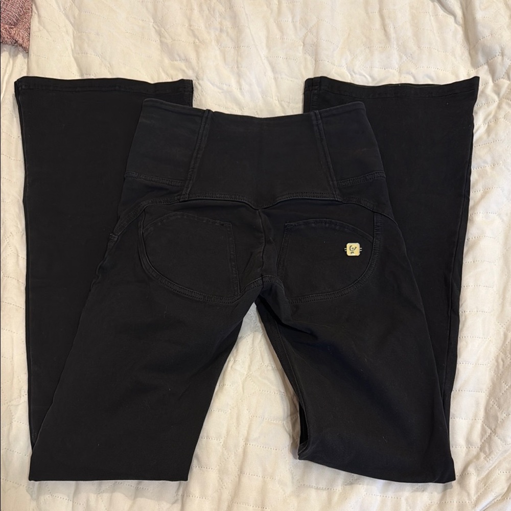 Freddy High Rise Button Flare Jeans 🖤